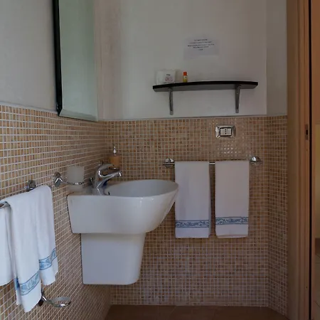 Lo Sparviero לינה וארוחת בוקר 3*