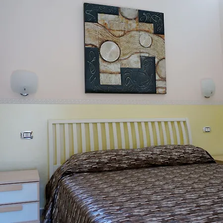 Lo Sparviero לינה וארוחת בוקר 3*