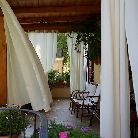 Lo Sparviero לינה וארוחת בוקר