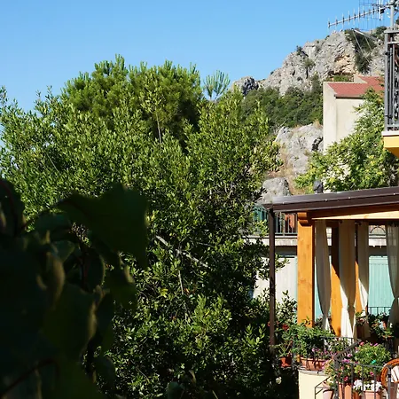 לינה וארוחת בוקר Lo Sparviero 3*