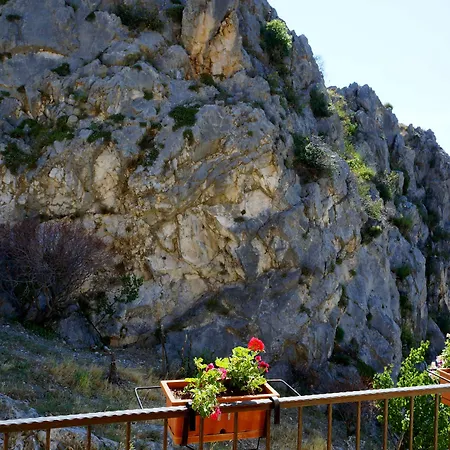 לינה וארוחת בוקר Lo Sparviero 3*